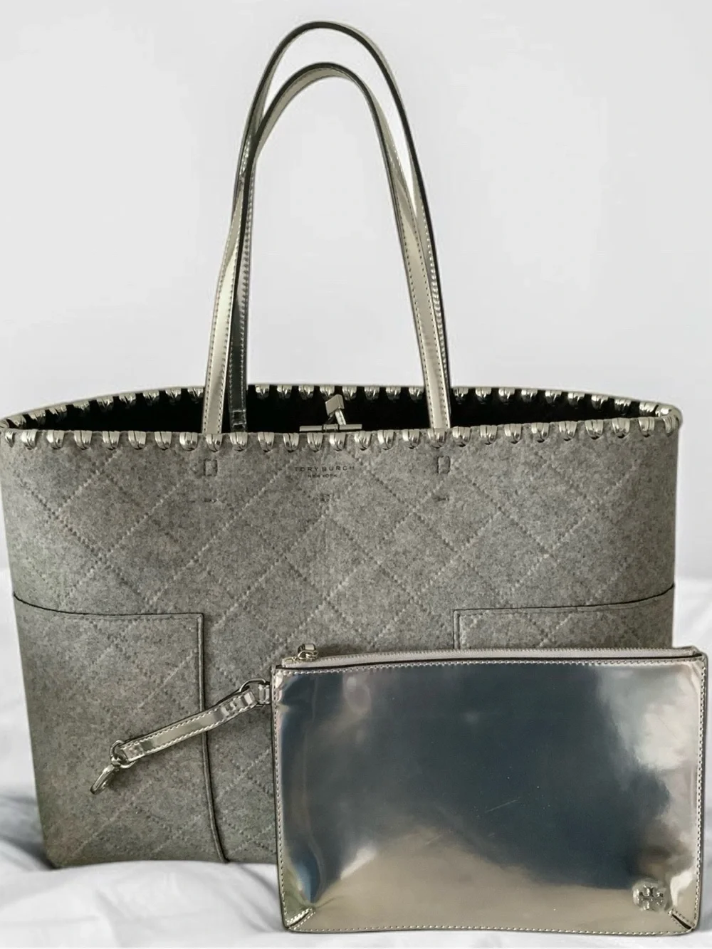 TORY BURCH BLOCK T FELT TOTE W/SILVER LEATHER POUCH EXC CONDITION